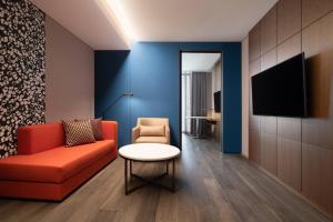 Courtyard by Marriott Suwon的电视和/或娱乐中心