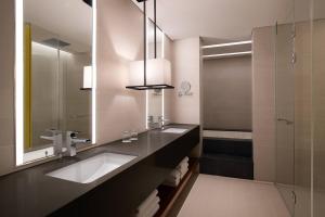 Courtyard by Marriott Suwon的一间浴室
