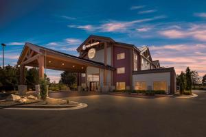 un edificio con un reloj encima en Best Western Northwest Lodge, en Boise