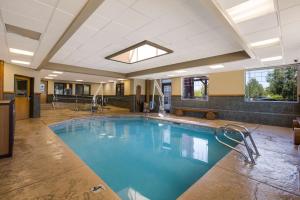 uma grande piscina num quarto de hotel em Best Western Northwest Lodge em Boise