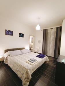 ein Schlafzimmer mit einem Bett und einem Tablett darauf in der Unterkunft Affittacamere Casa Marconi in Comacchio