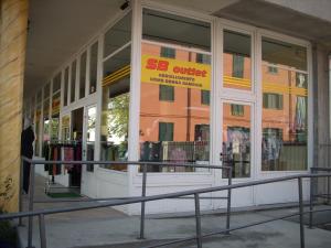 un frente de tienda con un letrero de oficina en la ventana en Il Bivio Hotel en Carmagnola