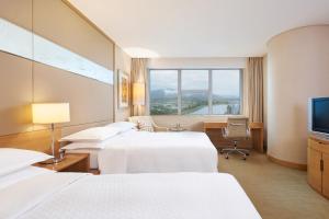 Ένα ή περισσότερα κρεβάτια σε δωμάτιο στο Four Points by Sheraton Shenzhen
