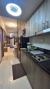 - une cuisine avec un évier et un comptoir dans l'établissement Your Home@MOA*Airports*Jacuzzi*FastWiFi*Netflix, à Manille