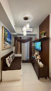 Cette petite chambre comprend un lit et une télévision. dans l'établissement Your Home@MOA*Airports*Jacuzzi*FastWiFi*Netflix, à Manille