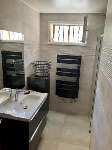 une salle de bain avec un lavabo et une douche dans l'établissement Villa T3, à Nans-les-Pins