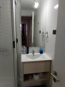 a bathroom with a sink and a mirror at Habitaciones en Departamento Centro de Chillan in Chillán