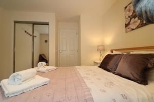Uma cama ou camas num quarto em Signature - Douglas View Blantyre