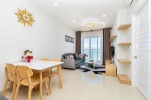 una sala da pranzo e un soggiorno con tavolo e sedie. di Vung Tau Gold Sea Apartment a Vung Tau
