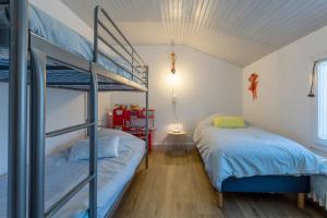 Duas camas num quarto com um beliche em Maison Névez Campagne Calme Piscine em Clohars-Fouesnant