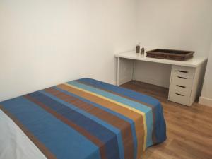 Łóżko lub łóżka w pokoju w obiekcie Cómodo apartamento en zona antigua dos