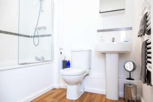 ein Bad mit einem WC, einer Dusche und einem Waschbecken in der Unterkunft Executive 2 Bed Apartment with Free Parking by Amazing Spaces Relocations Ltd in Warrington