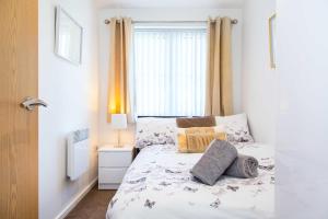 Ένα ή περισσότερα κρεβάτια σε δωμάτιο στο Executive 2 Bed Apartment with Free Parking by Amazing Spaces Relocations Ltd