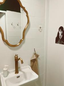 La salle de bains est pourvue d'un lavabo et d'un miroir. dans l'établissement Harry Potter expérience, à Marseille