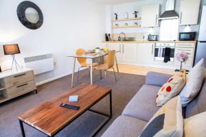 Η κουζίνα ή μικρή κουζίνα στο Executive 2 Bed Apartment with Free Parking by Amazing Spaces Relocations Ltd +19 φωτογραφίες