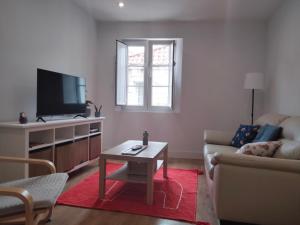 Telewizja i/lub zestaw kina domowego w obiekcie Cómodo apartamento en zona antigua dos