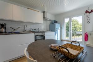a kitchen with a table and chairs in a room at Appartement Calme Campagne Piscine in Clohars-Fouesnant
