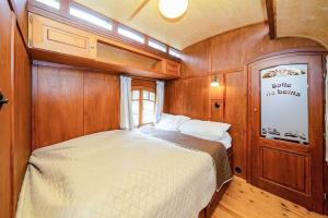 a bedroom with a bed in the middle of a boat at Zigappo Directeur in Lychen