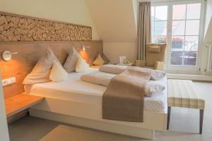 Un dormitorio con una cama grande y una ventana en Hotel-Gasthaus Goldener Engel, en Glottertal