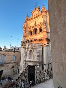 budynek z bramą przed nim w obiekcie Roiss Haus Suites w mieście Lecce