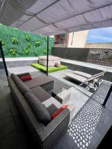 ein Wohnzimmer mit einem Sofa, einem Tisch und einer Terrasse in der Unterkunft Residence Terrazza Perez - appartamento indipendente in Foggia