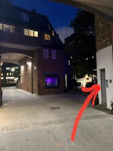 een rood lint aan de zijkant van een gebouw bij 3 Bedroom Flat in King’s Cross, St Pancras’s. 2 minutes to Euston. in Londen