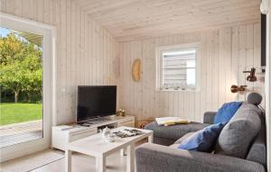 een woonkamer met een bank en een tv bij Cozy Home In Otterup With Kitchen in Otterup