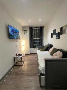 een woonkamer met een bank en een tafel bij 3 Bedroom Flat in King’s Cross, St Pancras’s. 2 minutes to Euston. in Londen