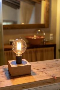 una luz sobre una mesa de madera en Forest Lodge en Sinevrón