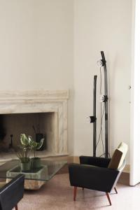 sala de estar con chimenea, mesa y sillas en Roiss Haus Suites, en Lecce
