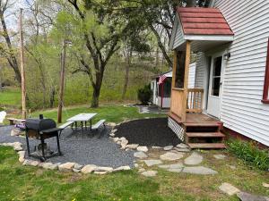 a backyard with a picnic table and a bench at Echo Valley Cottages in Coolbaugh