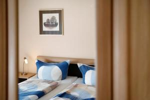 een slaapkamer met 2 bedden met blauwe en witte kussens bij Marliese in Bad Peterstal-Griesbach