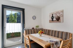 een eetkamer met een tafel en stoelen en een raam bij Marliese in Bad Peterstal-Griesbach