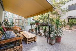 地拉那的住宿－Hostel Nena Semi，户外庭院设有桌子和盆栽植物