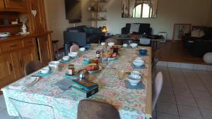 długi stół w salonie z tkaniną stołową w obiekcie Grange De Sagne w mieście Saint-Jean-Roure