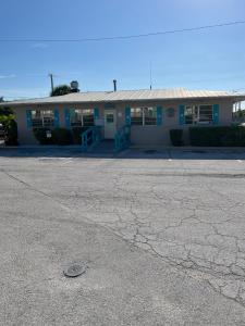 un edificio con muchas grietas en la calle en Big Pine Key Motel, en Big Pine Key