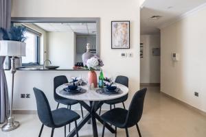 - une salle à manger avec une table et des chaises dans l'établissement The Smart Concierge - Time Place, à Dubaï