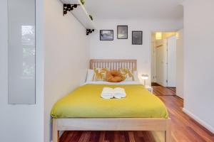 una camera da letto con un letto e due asciugamani di Cosy 1 Bed Apartment - Canary Wharf, Limehouse a Londra