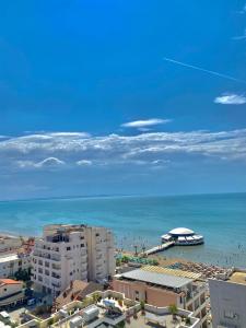 Blick auf einen Strand mit Gebäuden und das Meer in der Unterkunft Durres Apartament Sea View in Durrës