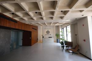 eine Bürolobby mit einer großen Decke und Stühlen in der Unterkunft Apartamento de lujo vistas 360° in Santa Cruz de la Sierra + 20 Fotos