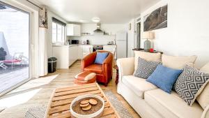 ein Wohnzimmer mit einem Sofa und einem Tisch in der Unterkunft Very private luxury1 bed Casita 5 minutes walk to Marina in Puerto Calero