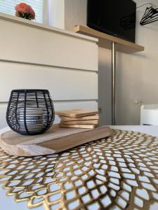 a table with a keyboard on top of a table at Sauerlandapartment Emely in Plettenberg +7 photos