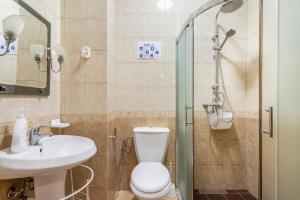 ein Bad mit einem WC, einem Waschbecken und einer Dusche in der Unterkunft Hostel Nena Semi in Tirana