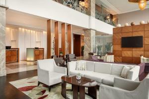 TV a/nebo společenská místnost v ubytování Sheraton Bratislava Hotel