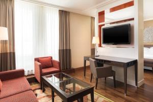 TV a/nebo společenská místnost v ubytování Sheraton Bratislava Hotel