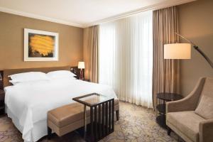Postel nebo postele na pokoji v ubytování Sheraton Bratislava Hotel