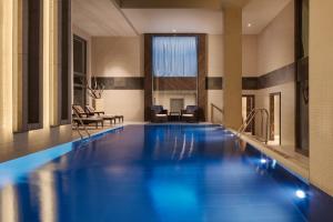 uma piscina num quarto de hotel com água azul em Sheraton Bratislava Hotel em Bratislava