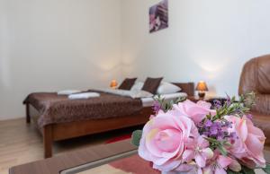 sala de estar con sofá y mesa con flores en Mini-Hotel Guest Residence en Kiev