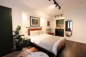Postel nebo postele na pokoji v ubytování CLK Suites Hotel