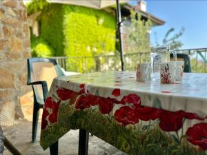 una mesa con un mantel con flores. en Menada Sunny Hill Villa, en Kosharitsa